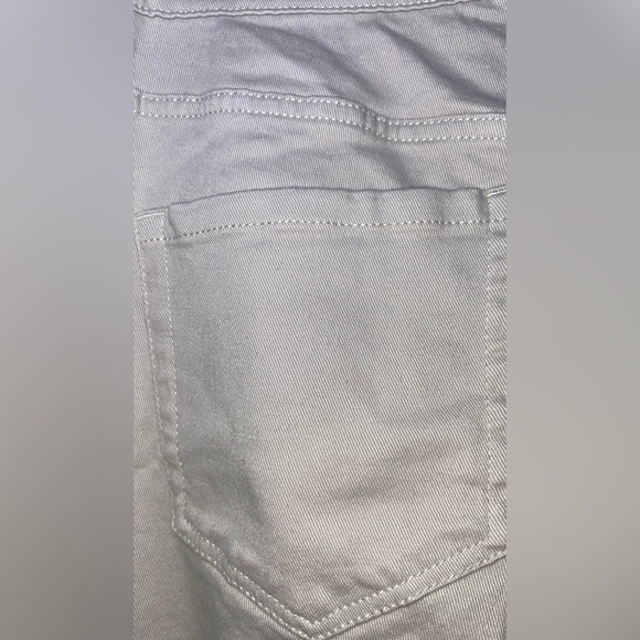 Gloria Vanderbilt Women's Amanda Capri Jeans - Picture 7 of 7